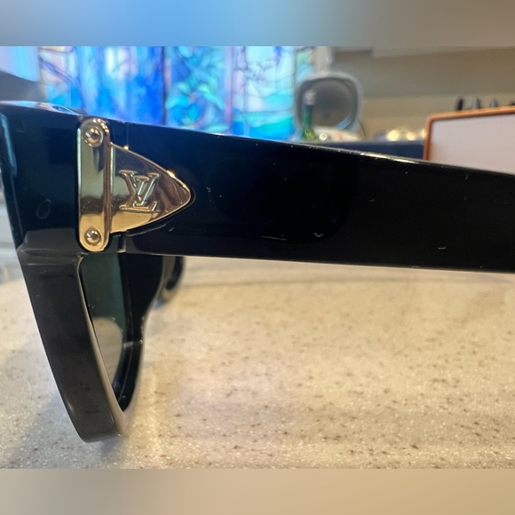Men’s Louis Vuitton Glide Sunglasses. - Picture 14 of 15